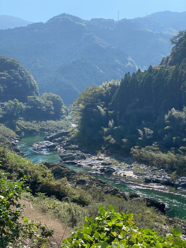日本・徳島「かずら橋と剣山」の写真：徳島三好に向かう途中

川がすごい
