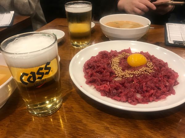 大韓民国 (韓国)・ソウル「韓国　ソウル🇰🇷2019」の写真：1) 広蔵市場内のユッケ屋さん。
整理券...