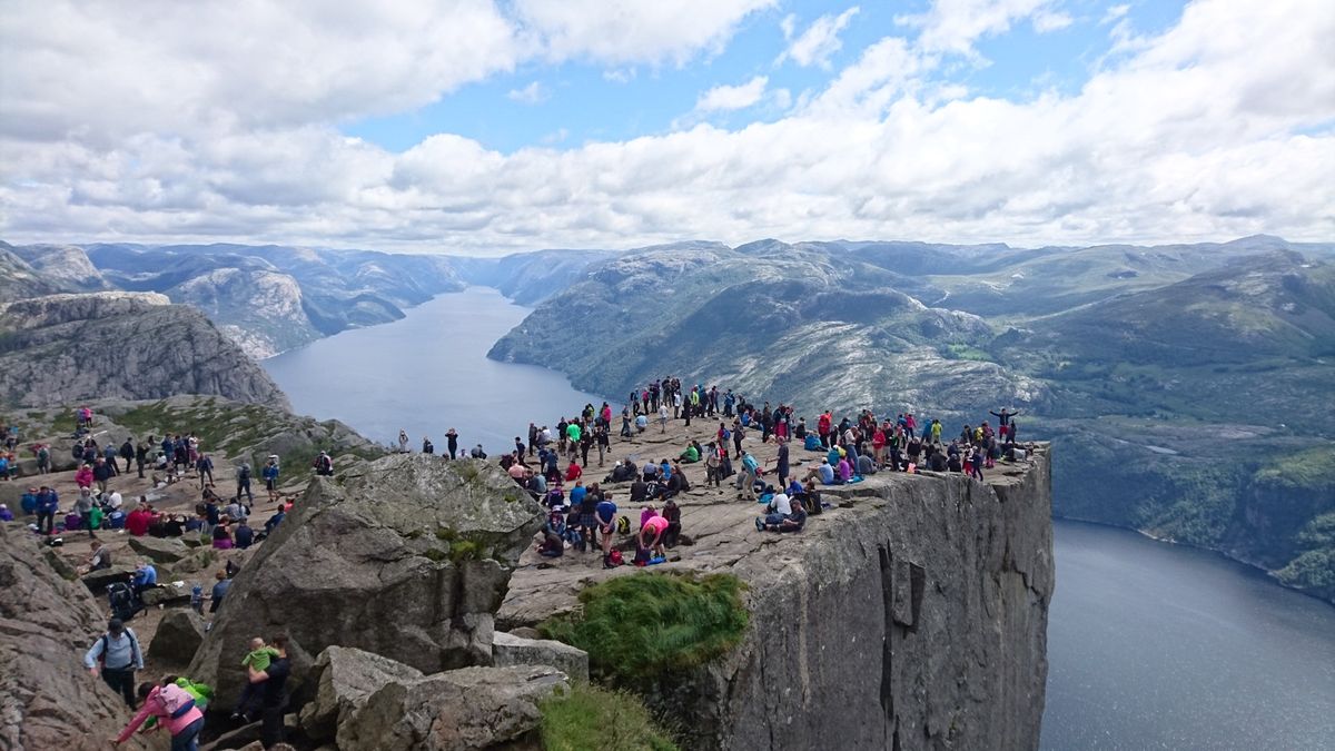 初めての一人旅。
ずっと行きたかったフィヨルドと初めての白夜🌙
おしゃれで...