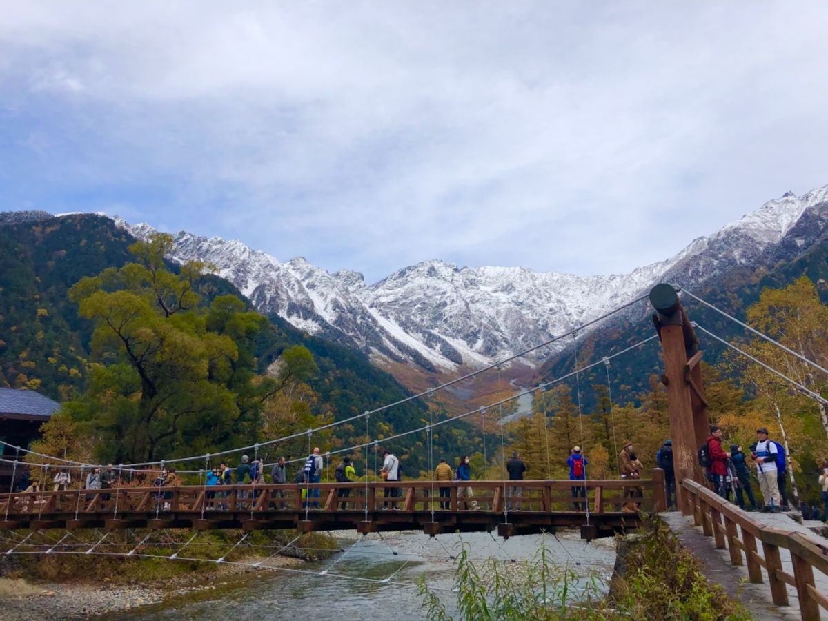 梓川の透き通る水、ウェストン碑、色付き始めた紅葉、河童橋から見る穂高