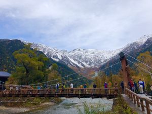 梓川の透き通る水、ウェストン碑、色付き始めた紅葉、河童橋から見る穂高