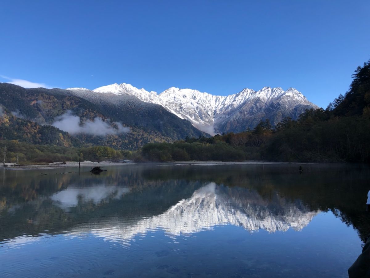 朝は大正池から散策をスタート。出迎えてくれたのは雪化粧をした穂高連峰！思わ...