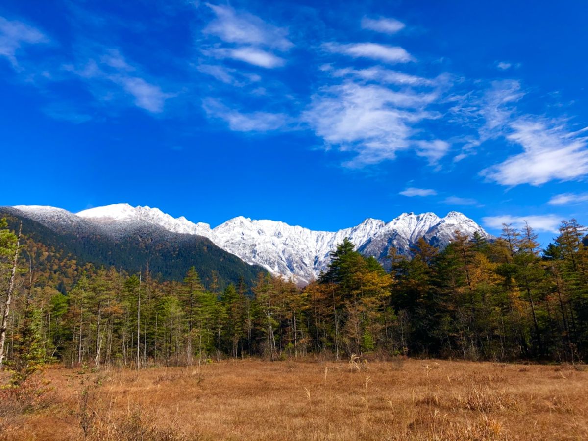 朝は大正池から散策をスタート。出迎えてくれたのは雪化粧をした穂高連峰！思わ...
