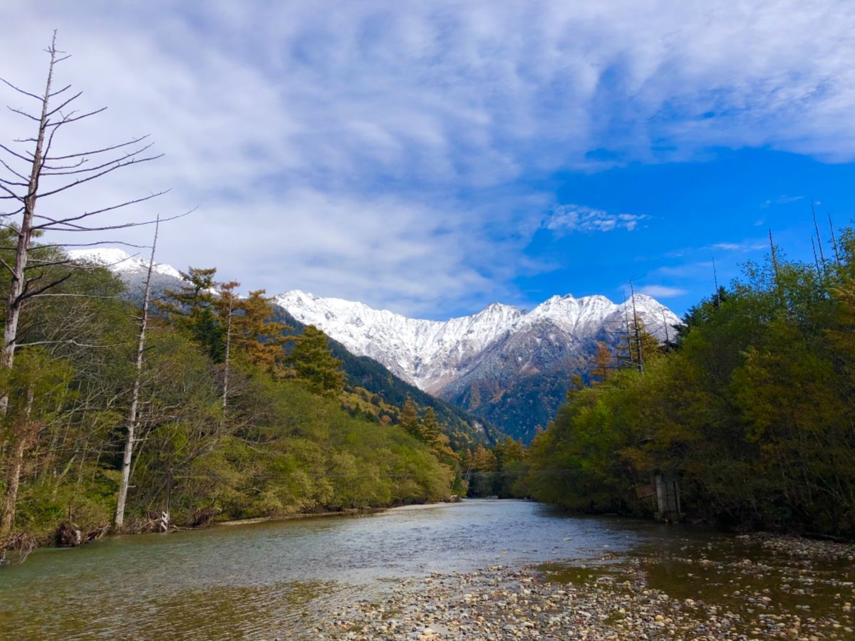 朝は大正池から散策をスタート。出迎えてくれたのは雪化粧をした穂高連峰！思わ...