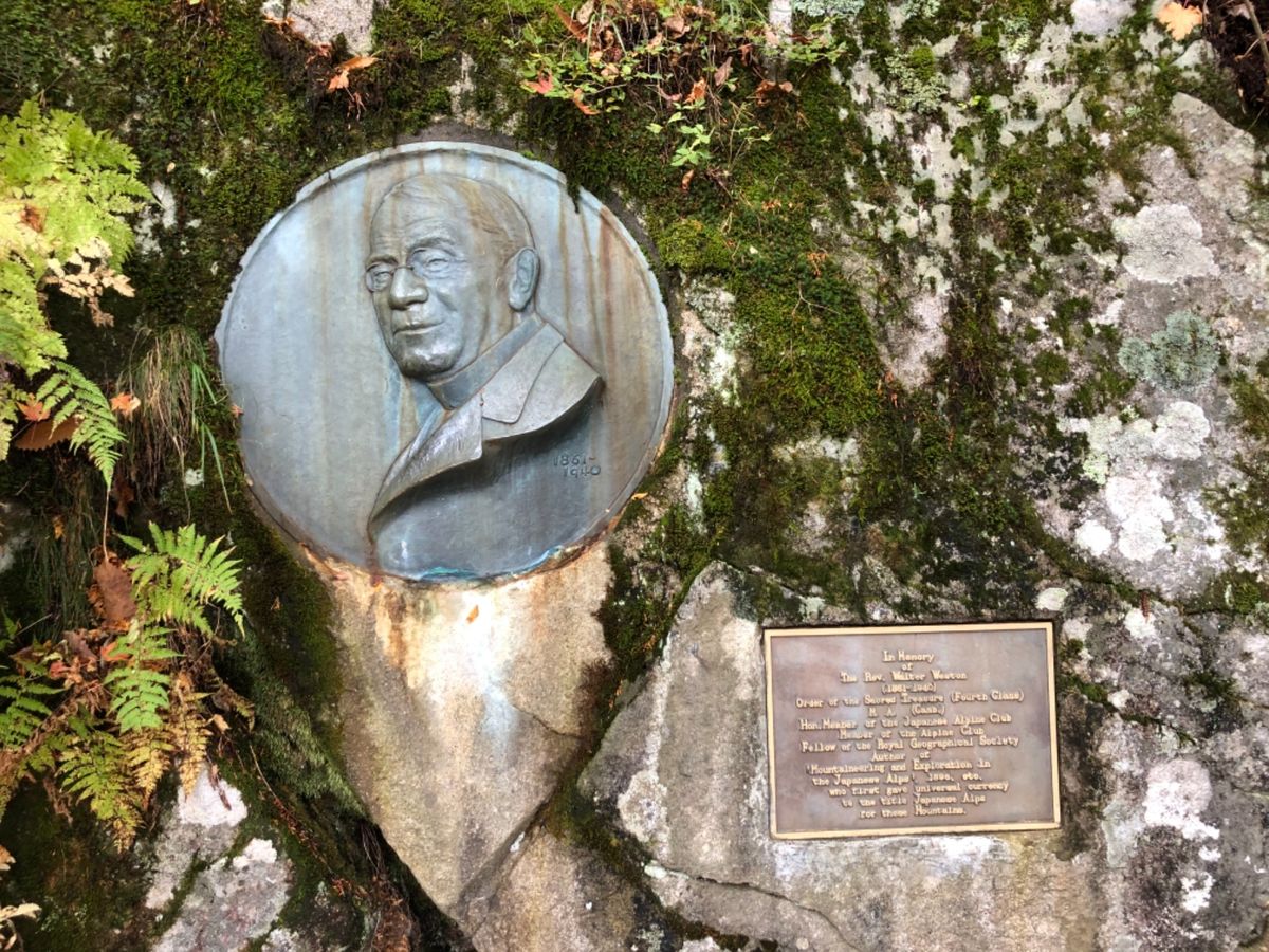 梓川の透き通る水、ウェストン碑、色付き始めた紅葉、河童橋から見る穂高