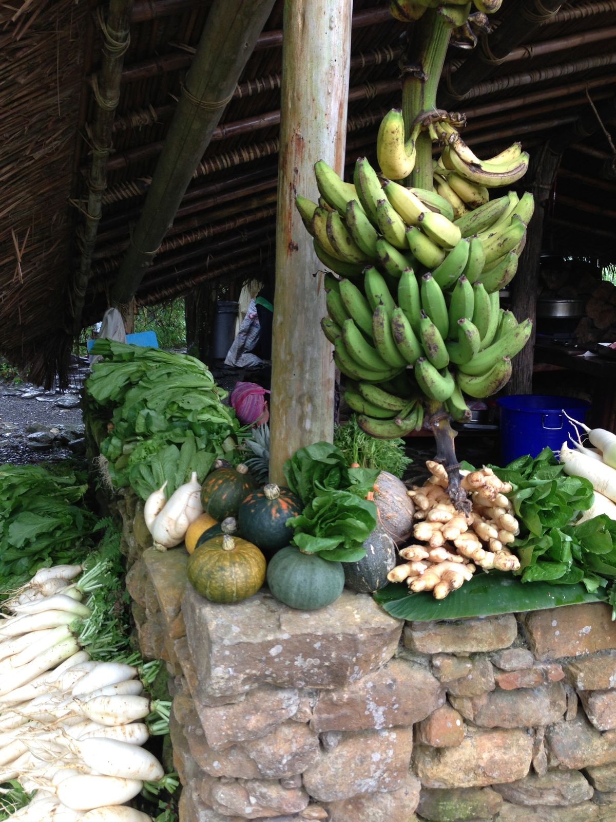 宜蘭県羅東の山奥　
不老部落　タイヤル族の暮らし。
どぶろく？のようなお酒...
