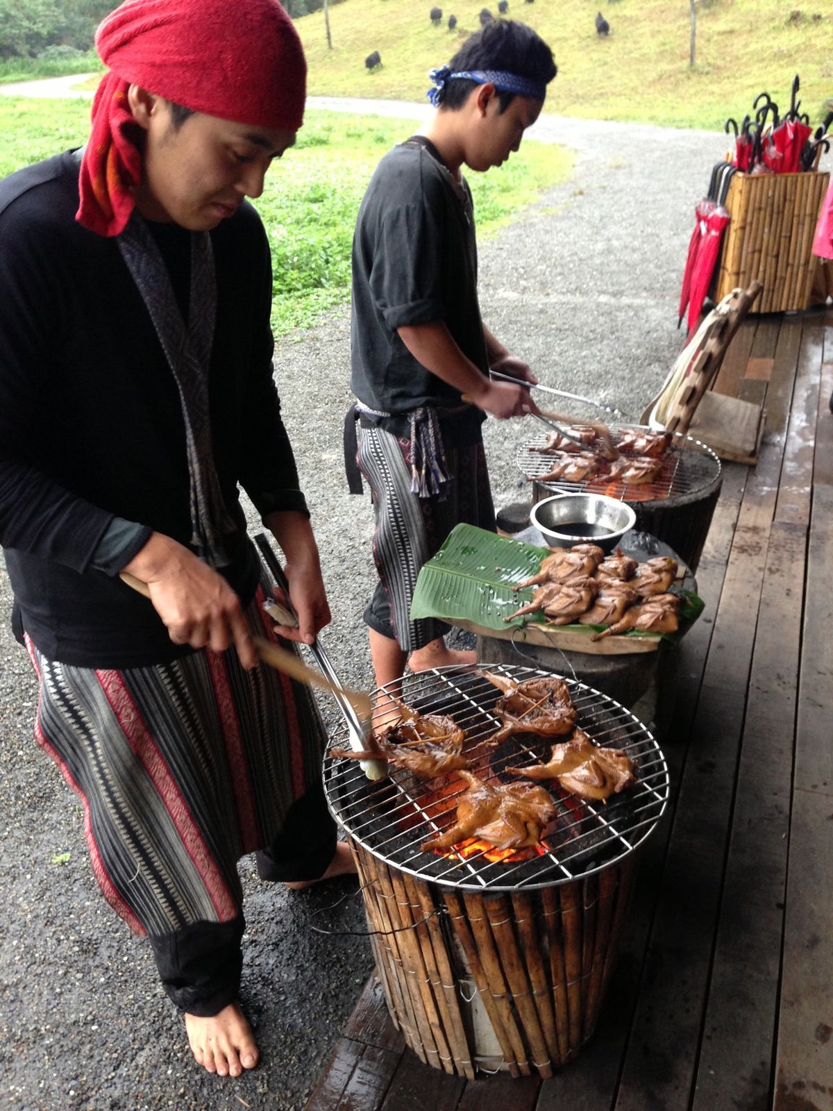 宜蘭県羅東の山奥　
不老部落　タイヤル族の暮らし。
どぶろく？のようなお酒...