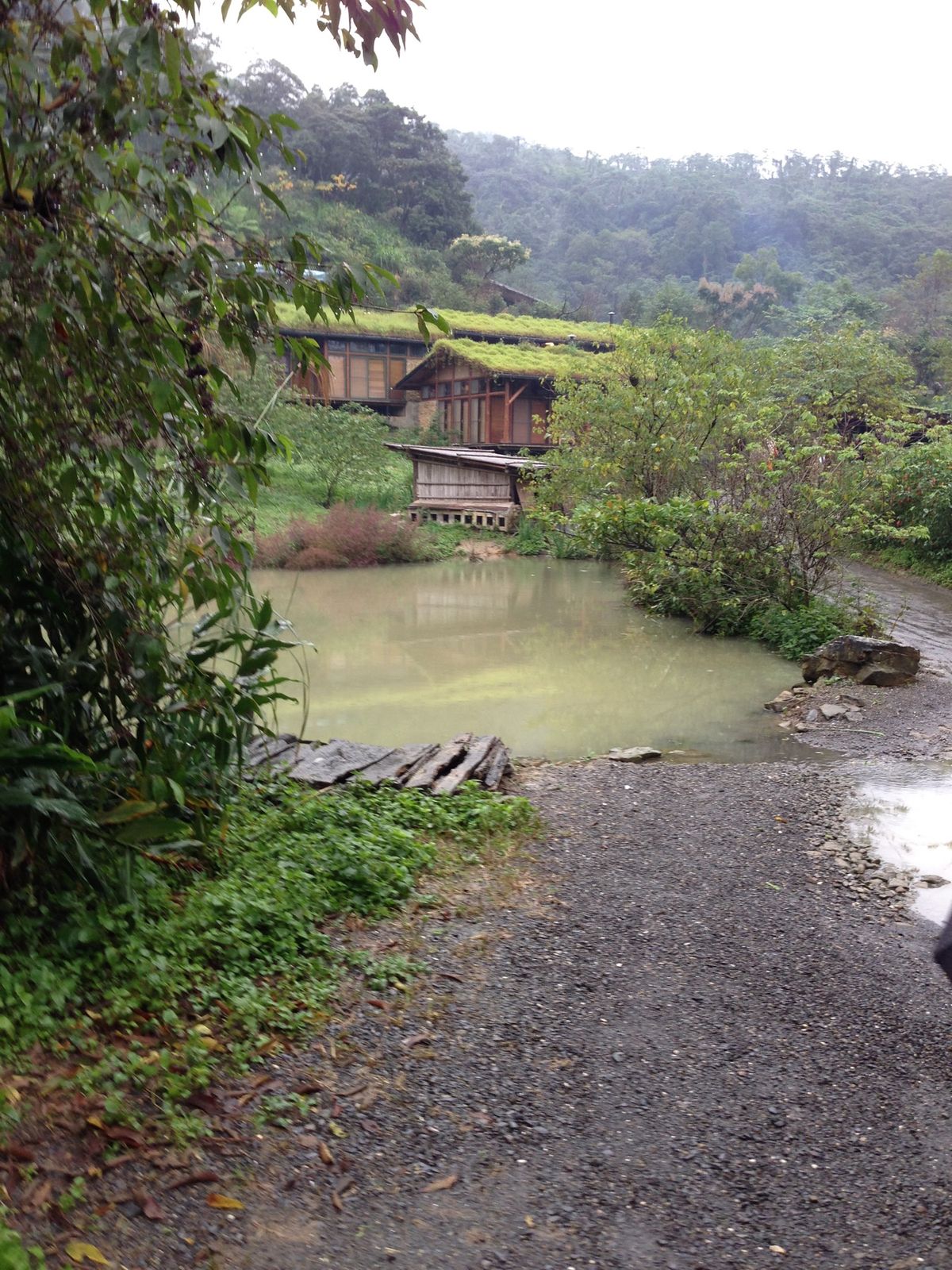 宜蘭県羅東の山奥　
不老部落　タイヤル族の暮らし。
どぶろく？のようなお酒...