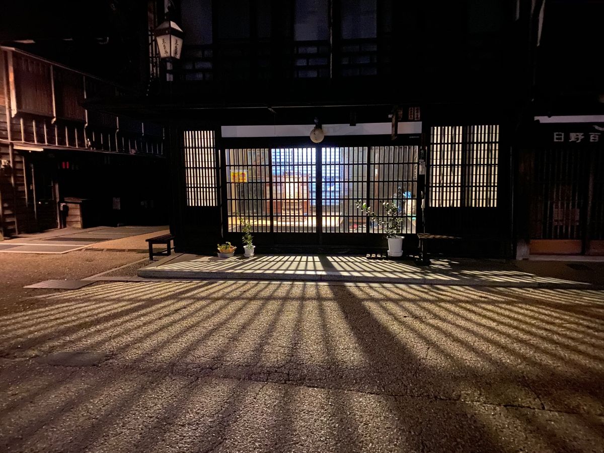 奈良井宿にある伊勢屋さんにお泊まり。
早朝の宿町散歩は時を忘れさせてくれる...