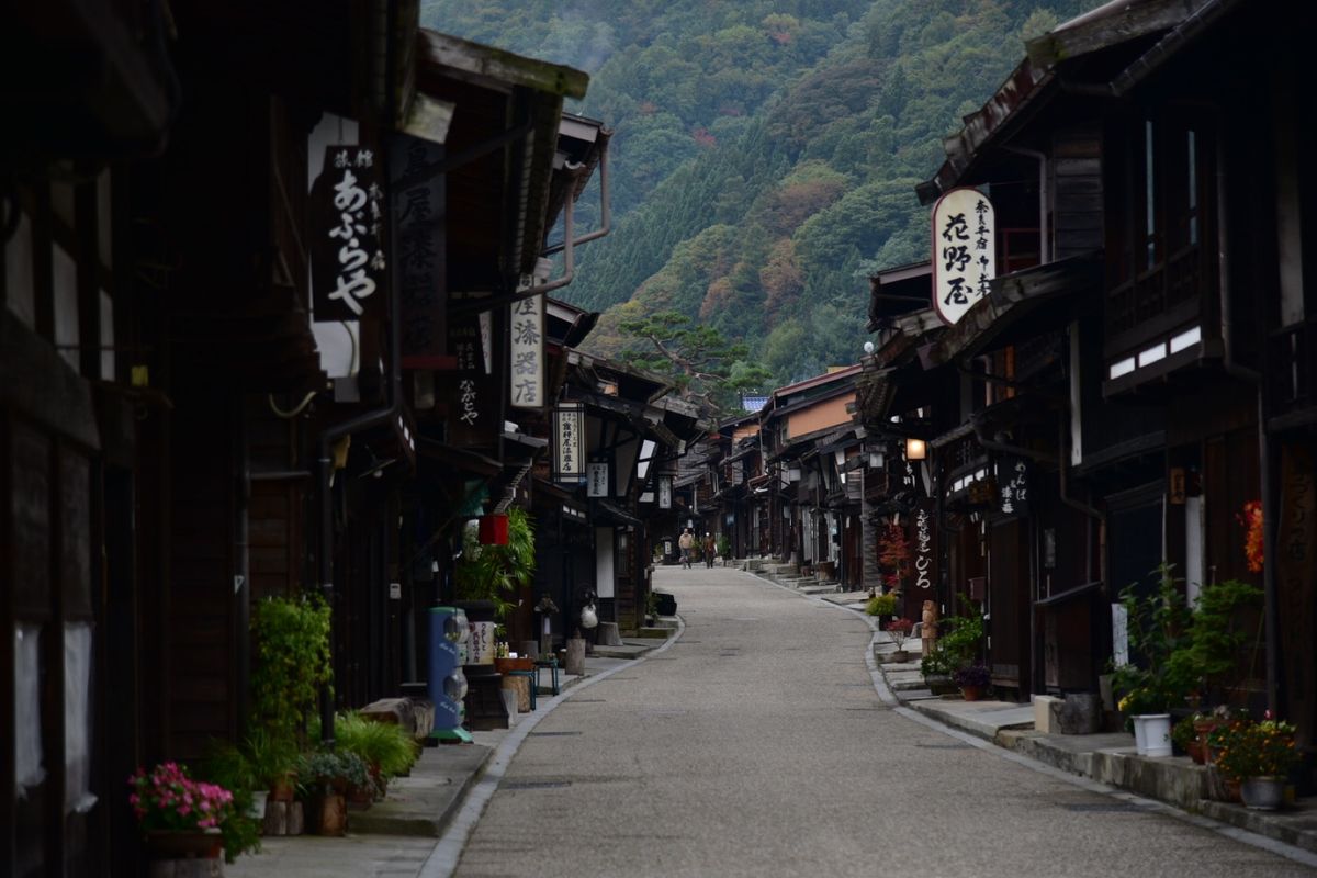 奈良井宿にある伊勢屋さんにお泊まり。
早朝の宿町散歩は時を忘れさせてくれる...