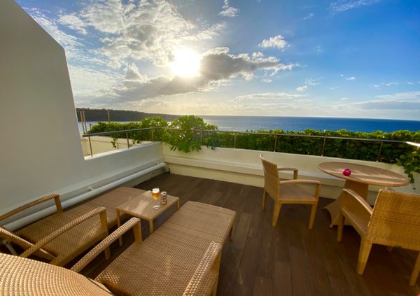 日本・沖縄「沖縄リゾートホテルでのんびり過ごす」の写真：サンセットを眺めながら
テラスで🍺

オ...