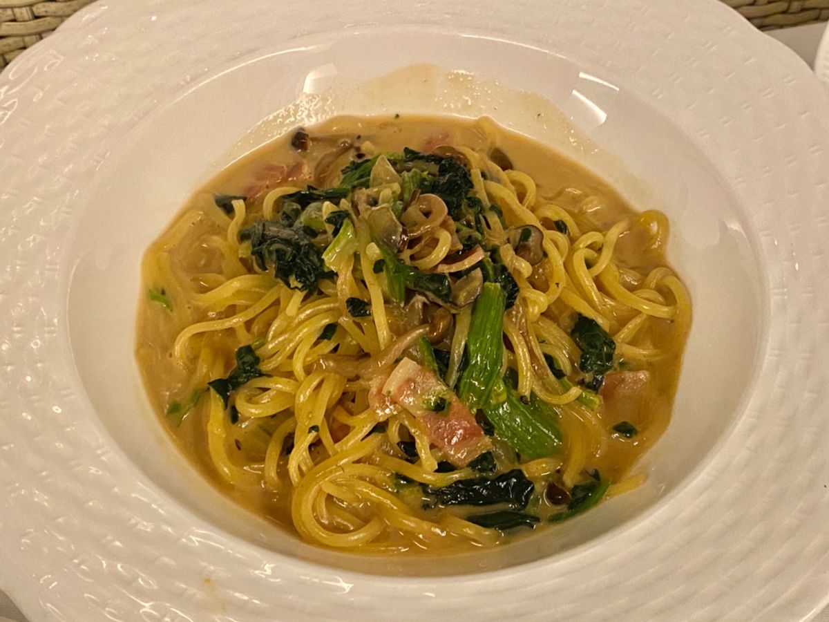 どうするか迷ったけど
骨折で移動がダルいから
ルームサービスでディナー🍽
...