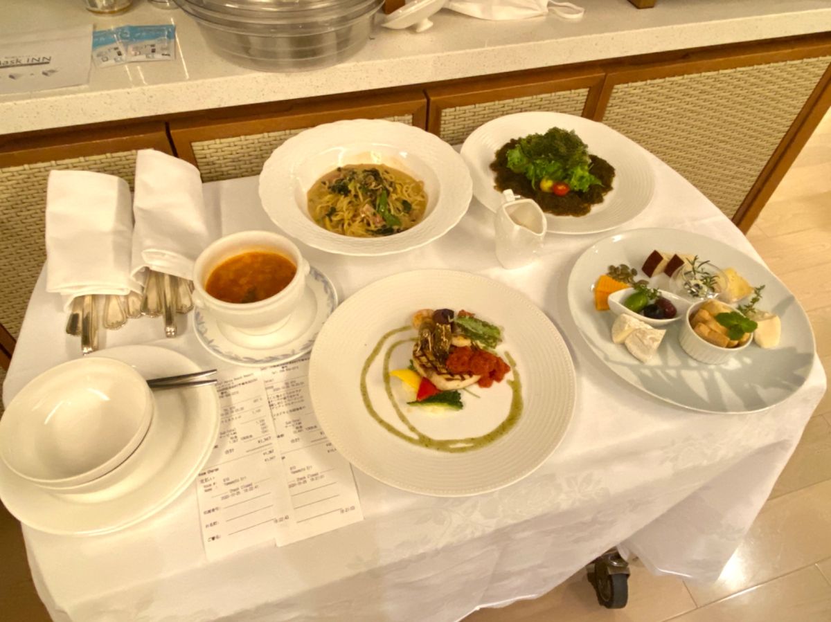 どうするか迷ったけど
骨折で移動がダルいから
ルームサービスでディナー🍽
...