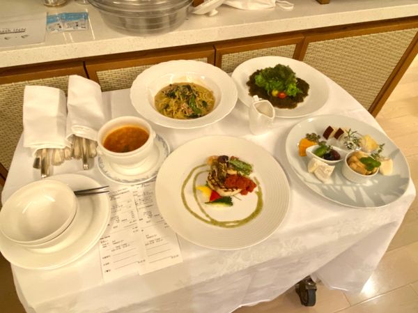 日本・沖縄「沖縄リゾートホテルでのんびり過ごす」の写真：どうするか迷ったけど
骨折で移動がダルい...