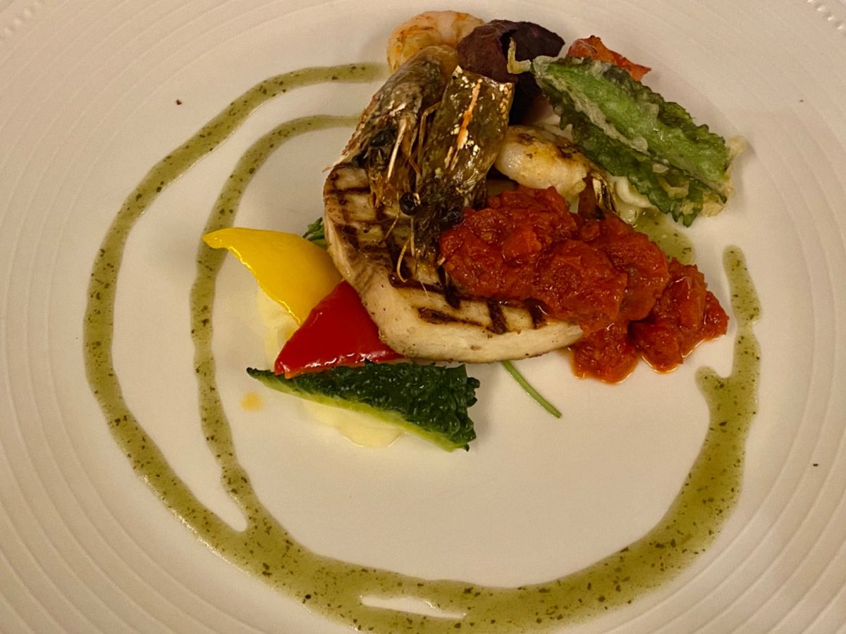 どうするか迷ったけど
骨折で移動がダルいから
ルームサービスでディナー🍽
...