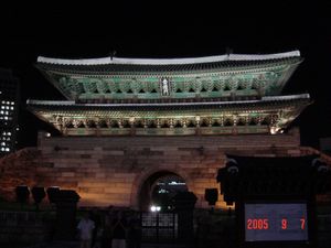 会議終わりにライトアップされた南大門。
市街地にドンと構える姿は感動的でした‼️