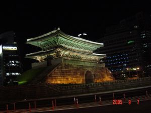 会議終わりにライトアップされた南大門。
市街地にドンと構える姿は感動的でした‼️