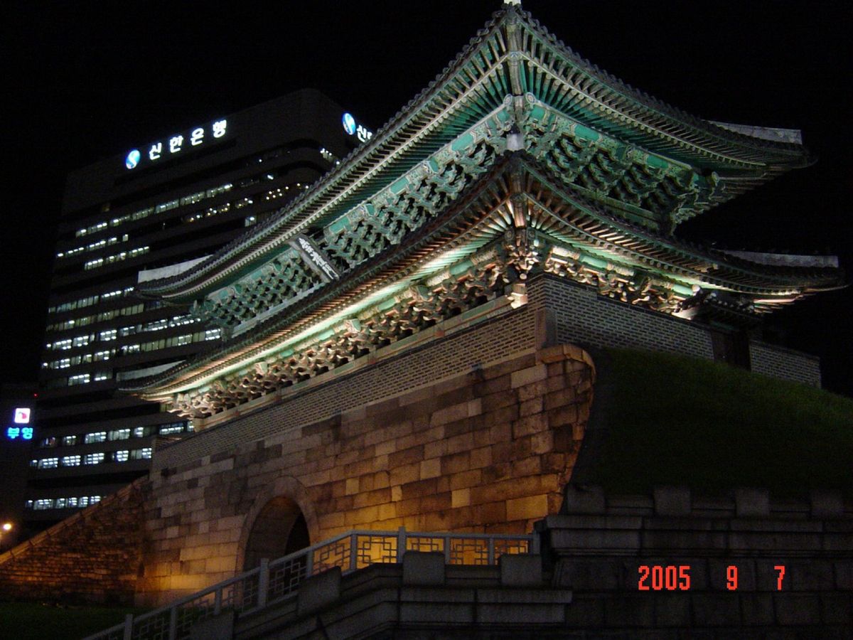 会議終わりにライトアップされた南大門。
市街地にドンと構える姿は感動的でした‼️