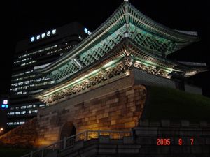 会議終わりにライトアップされた南大門。
市街地にドンと構える姿は感動的でした‼️