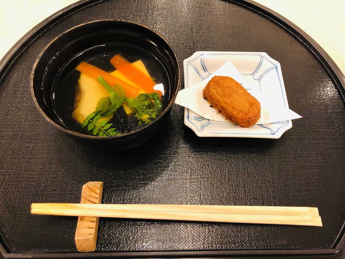 伊丹からの直行便はプロペラ機！満席でした。
25度、晴天！
お宿は温泉のあ...