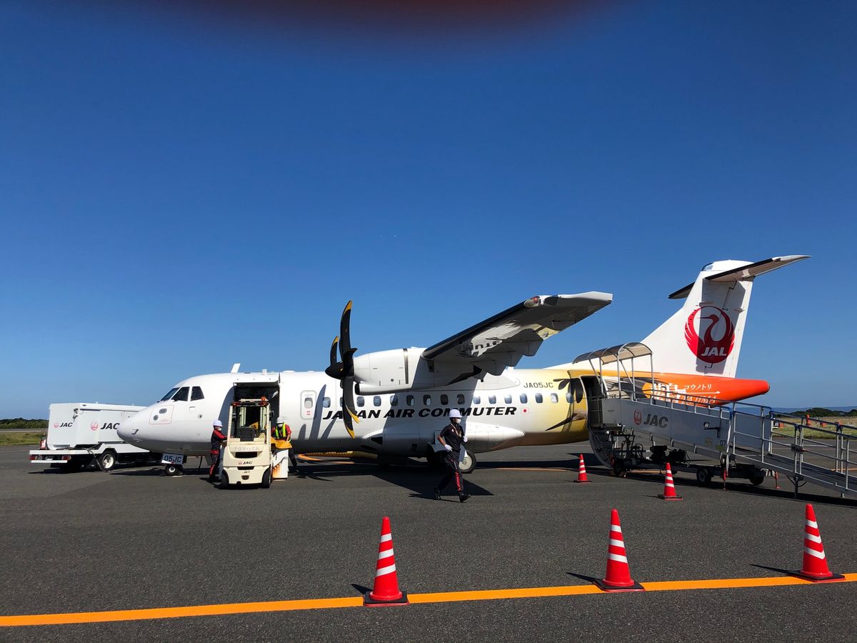 伊丹からの直行便はプロペラ機！満席でした。
25度、晴天！
お宿は温泉のあ...