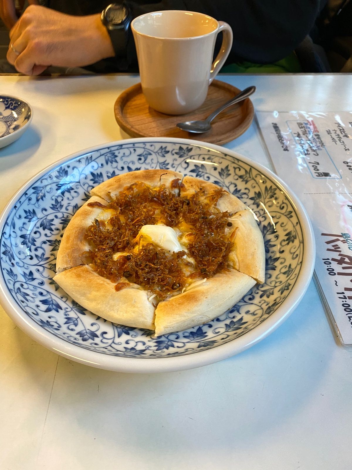 ツアーから終わってまた吉甚バッタリカフェへ。コーヒーとピザを頂きました。

