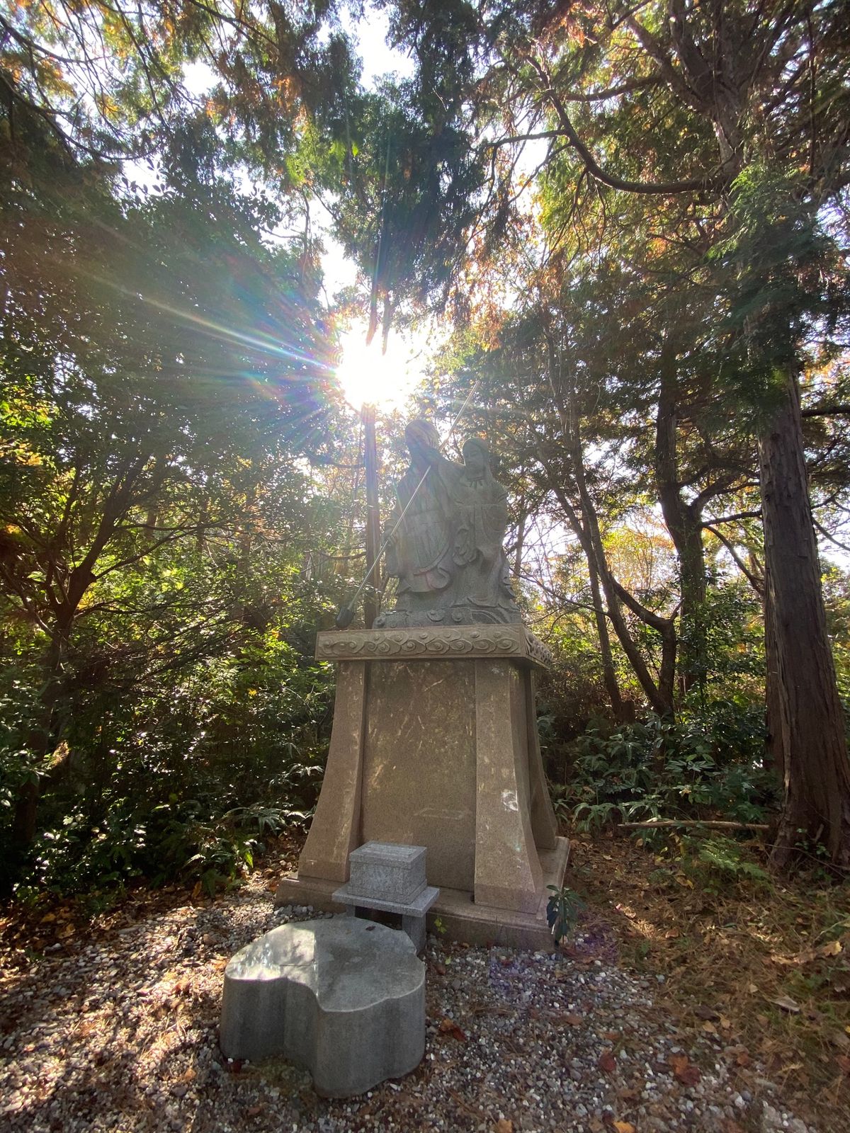 上立神岩から沼島の右半分を山歩き
最後におのころ神社
日本が生まれた地

...
