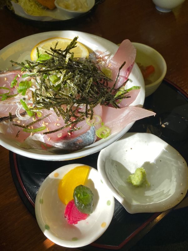 日本・愛媛県「淡路島　沼島とお魚の旅」の写真：水軍でお昼ご飯

海鮮丼とアジフライ