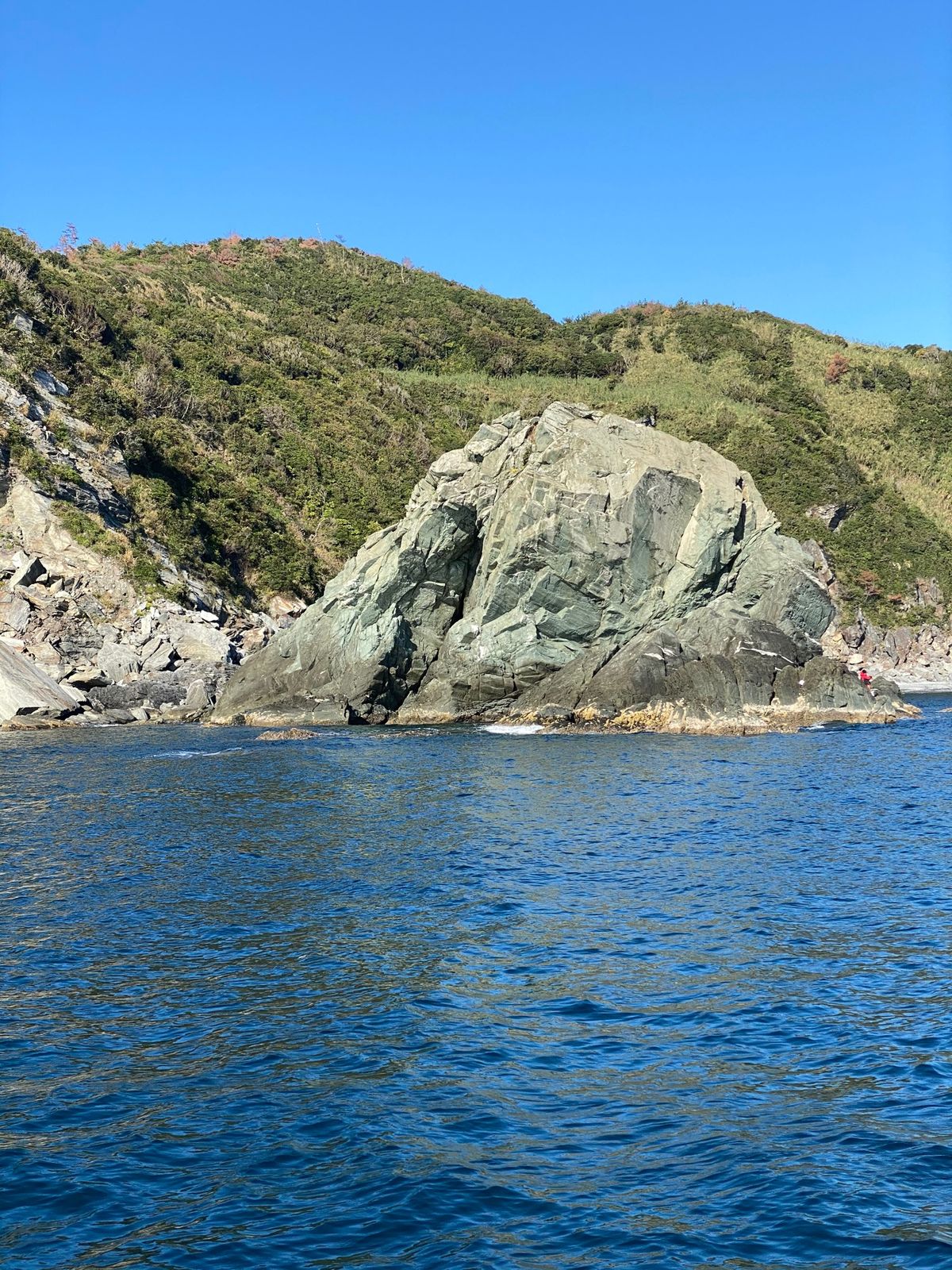 吉甚さんで沼島クルーズツアーを教えてもらった。偶然にもすぐに出るツアーがあ...