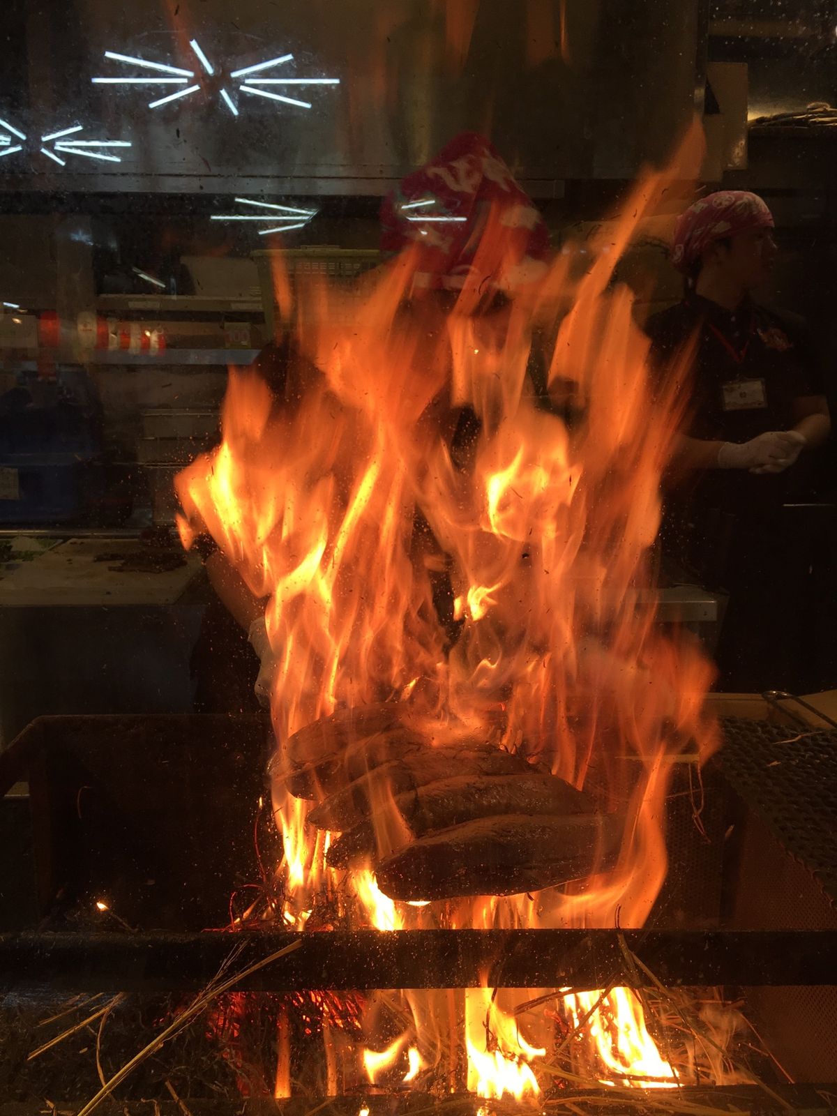 朝市のさつまいもの天ぷらと、鰹のたたきは最高🍻
