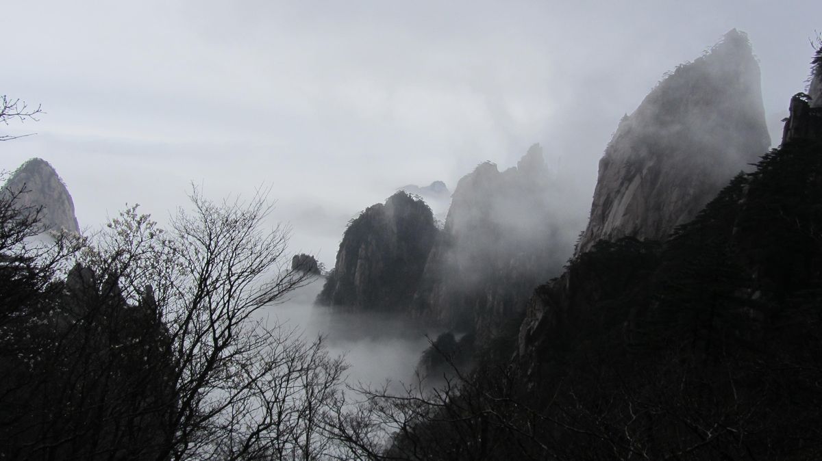 4月の雨季行けば、このような幻想的な景色が見られる。
目の前に急に山が現れ...