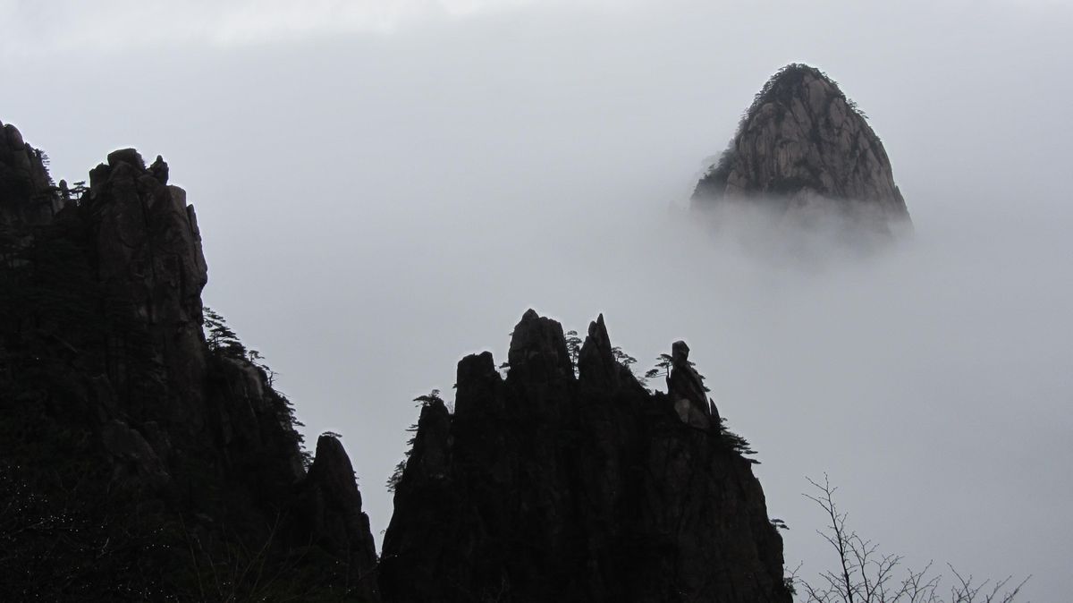 4月の雨季行けば、このような幻想的な景色が見られる。
目の前に急に山が現れ...