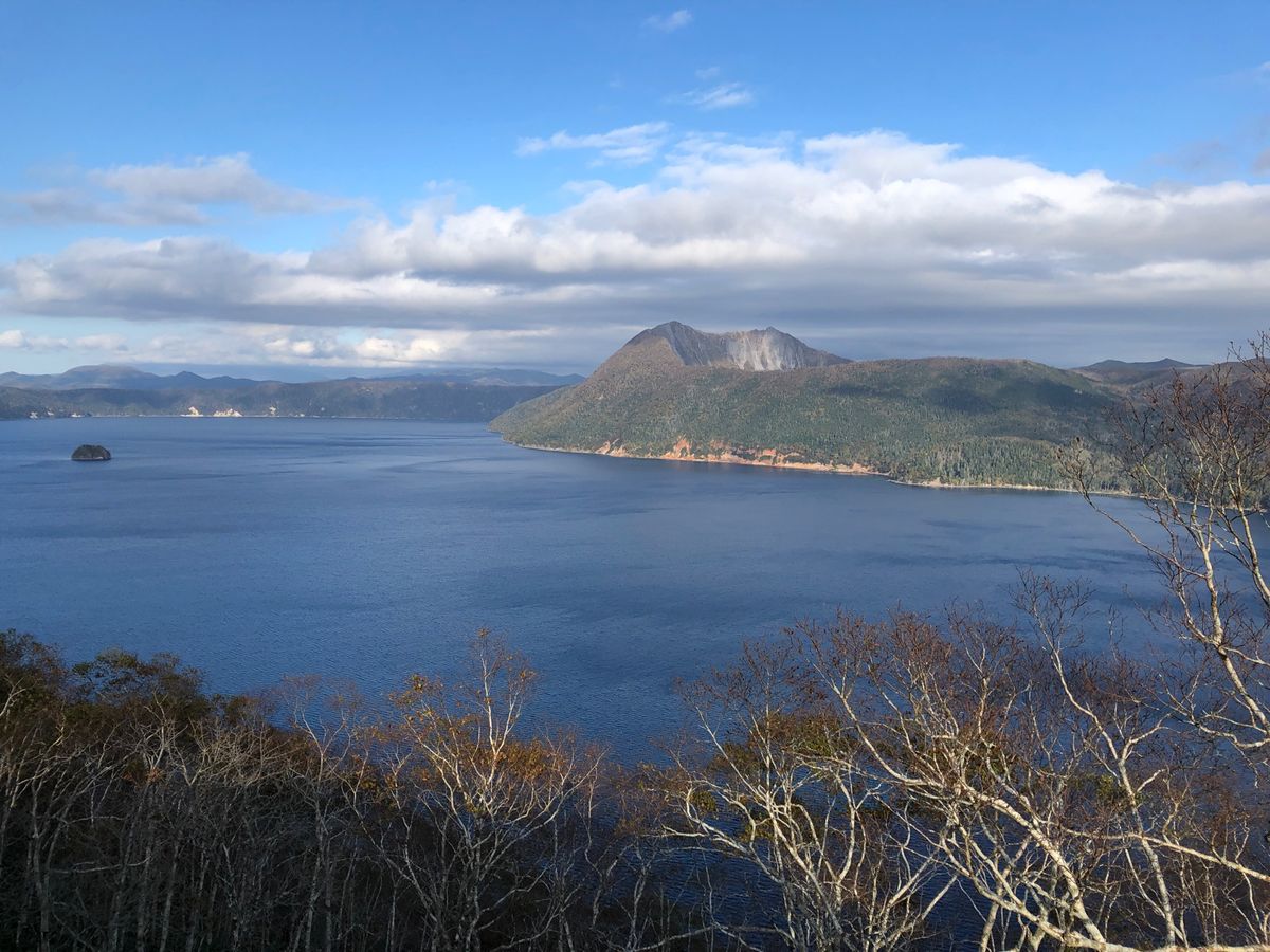 オシンコシンの滝と霧のない摩周湖。