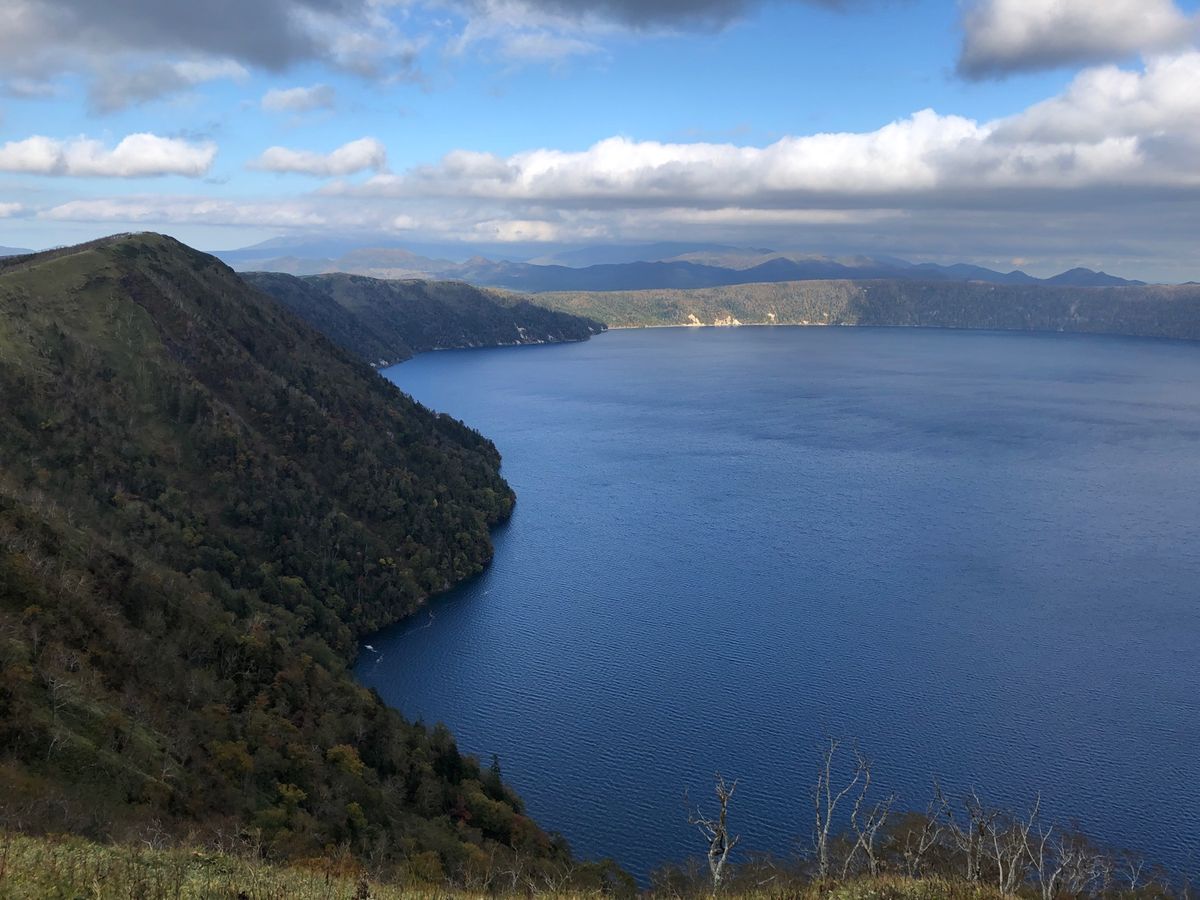オシンコシンの滝と霧のない摩周湖。