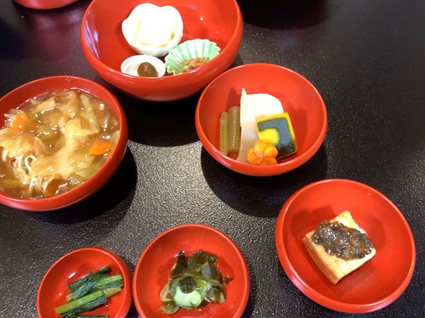 日本・長野県「go to 善光寺　長野県」の写真：薬王院　夜の膳。食べ終わると食器が見事に...