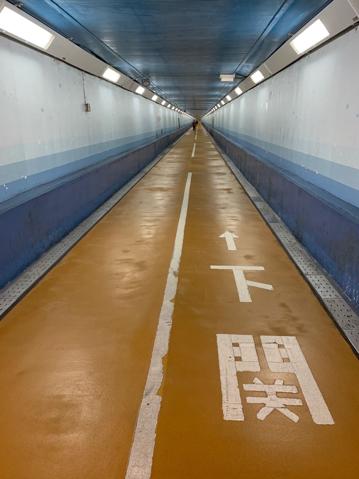 門司港へ戻り、レンタサイクルで人道トンネルへ。