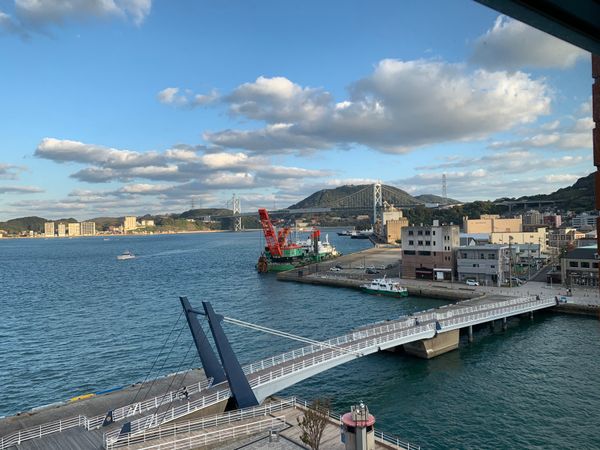 日本・山口県「go to travel  go to MOJI」の写真：朝の風景。
関門海峡大橋、ブルーウイング