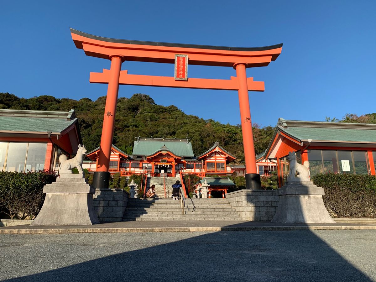 下関へ戻る途中の福徳稲荷神社。
ここのお稲荷さんは犬です。