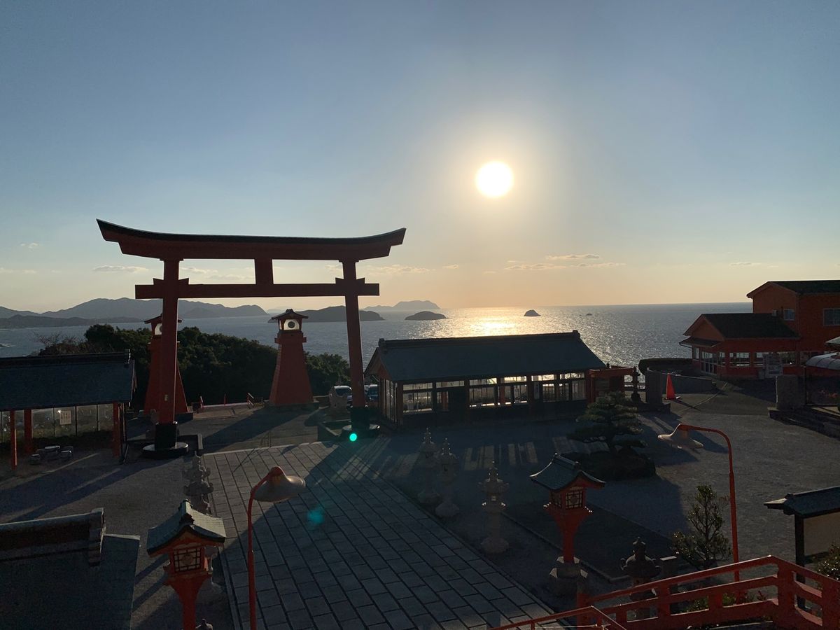 下関へ戻る途中の福徳稲荷神社。
ここのお稲荷さんは犬です。