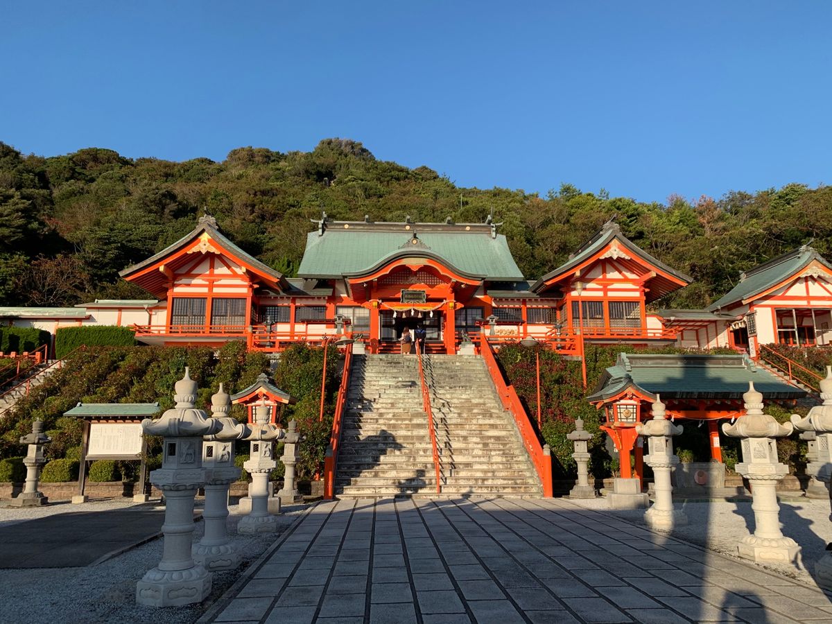下関へ戻る途中の福徳稲荷神社。
ここのお稲荷さんは犬です。