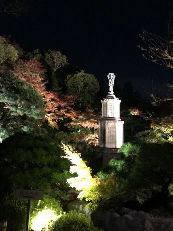 日本・京都市「GoToで京都旅」の写真：知恩院の夜間特別拝観
御影堂ではお坊さん...