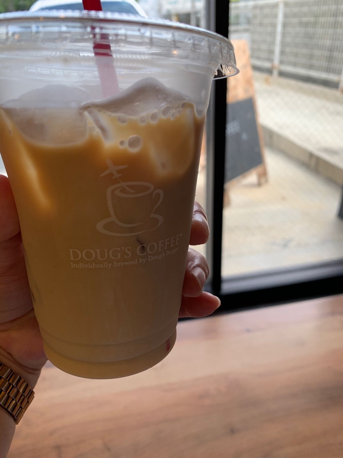 2日目はお昼を食べていないので、早めの夕ご飯にダグスバーガー🍔をテイクアウ...