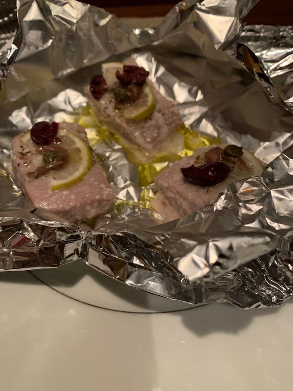 日本・沖縄県「7年ぶりの宮古島」の写真：メインはカジキの包み焼き、自家製パン