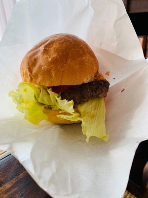 2日目はお昼を食べていないので、早めの夕ご飯にダグスバーガー🍔をテイクアウ...
