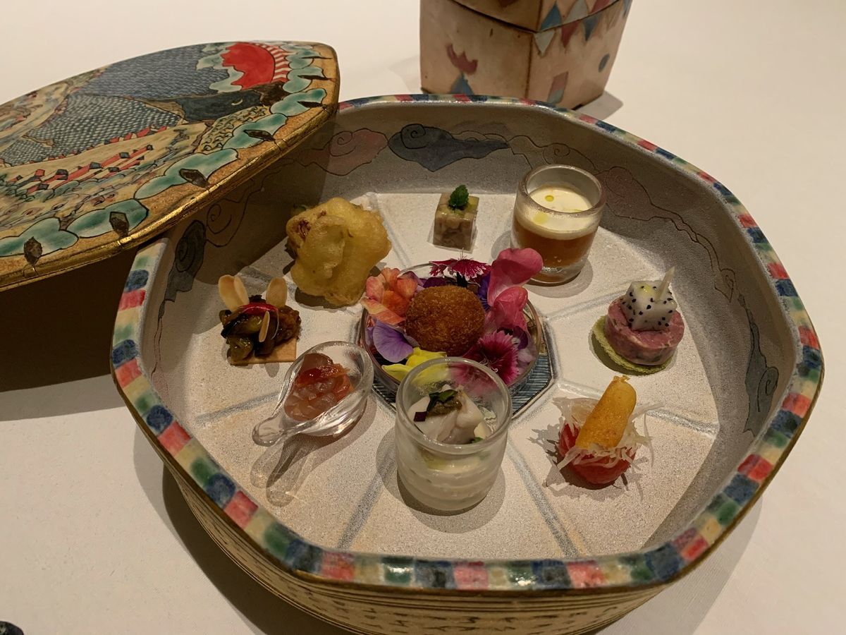 何故か海に面していないメインダイニング。シチリア料理も東京のお店に比べると...