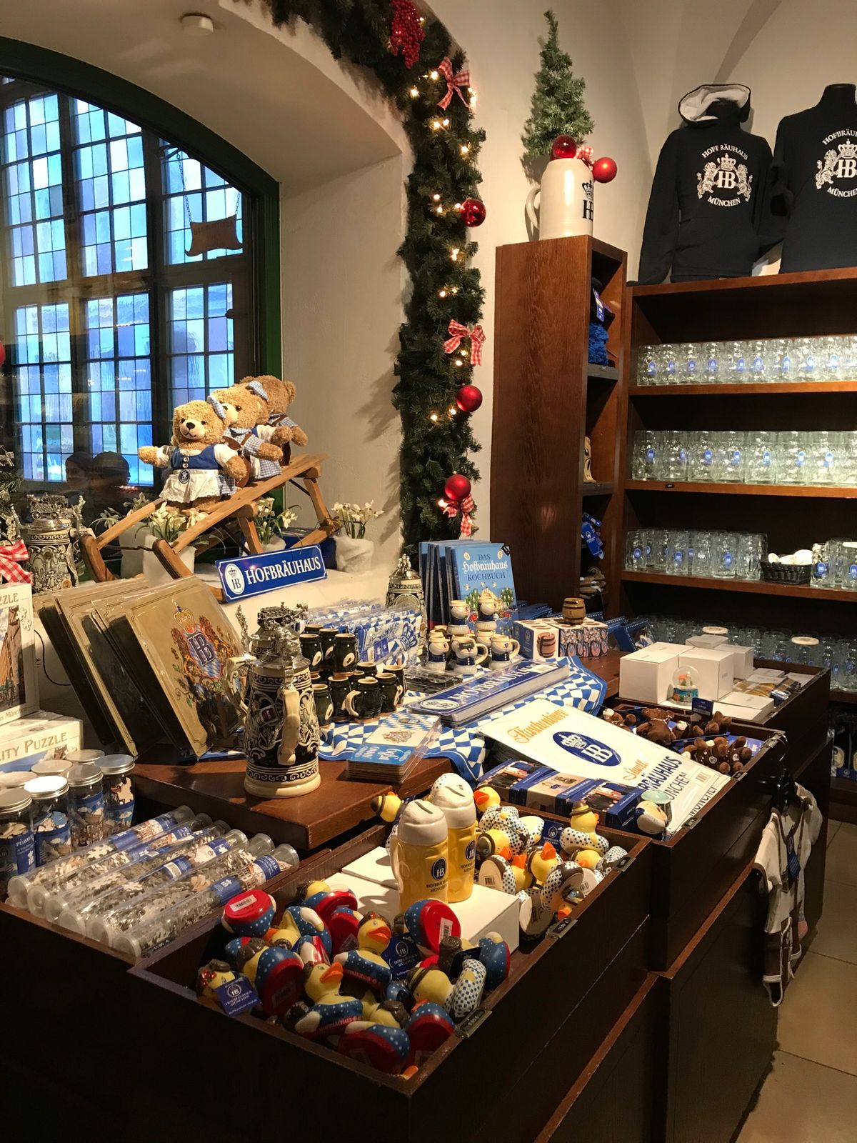 マリエン広場近くのホフブロイハウスを覗いてみる。
壁や天井の装飾が美しい。...