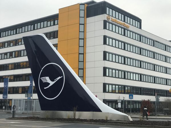 フィンランド・ヘルシンキ「2019年冬　ドイツ、フィンランド一人旅」の写真：滑走路ツアーの後、ターミナルの外を歩く。...