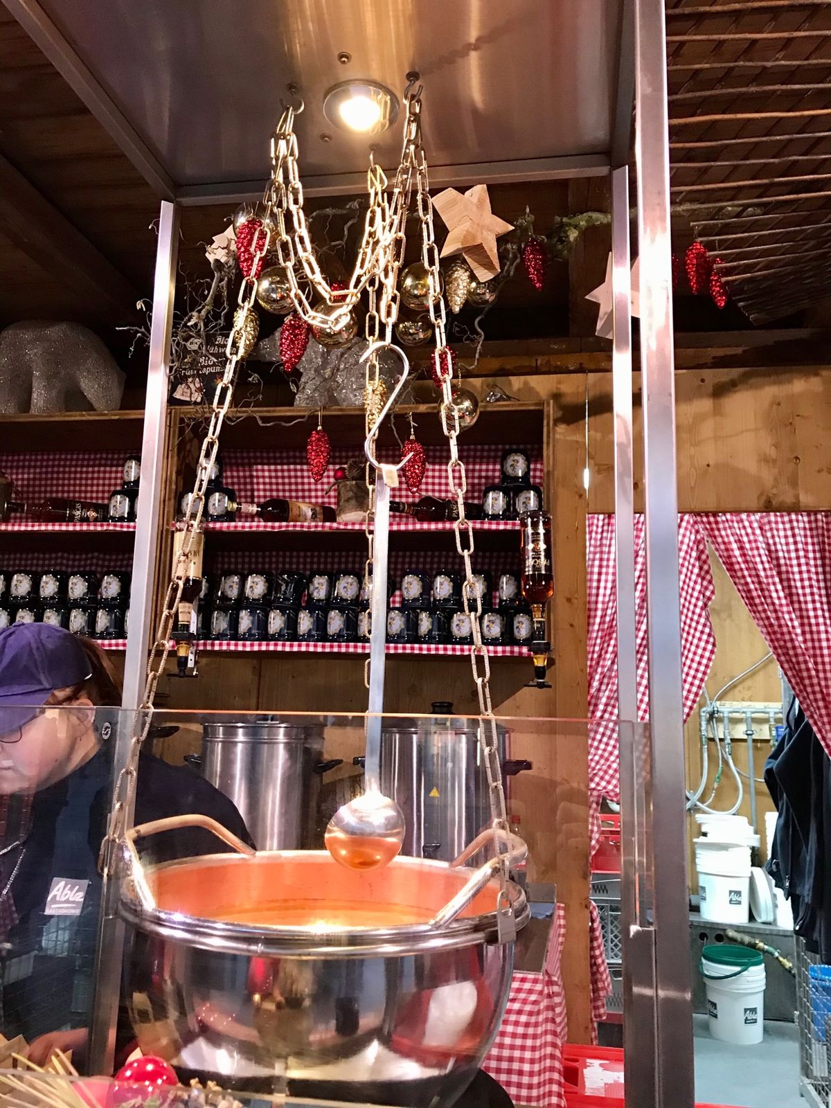 カールス門の近くでグリユーワインのお店を見つけた。
大きなお鍋で温めた甘い...