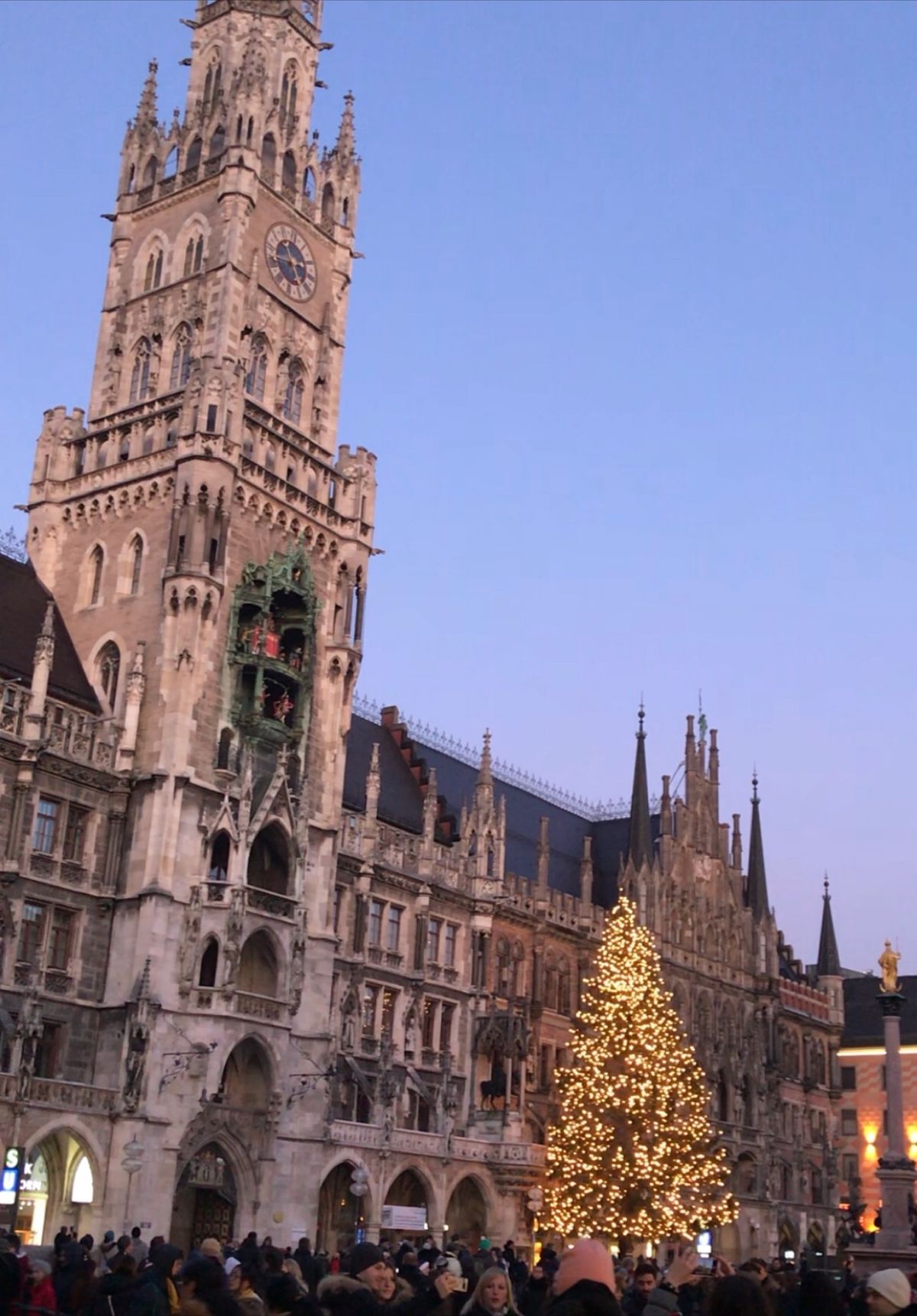 新市庁舎のあるマリエン広場。クリスマスシーズンに訪れてみたい。
私の住む札...