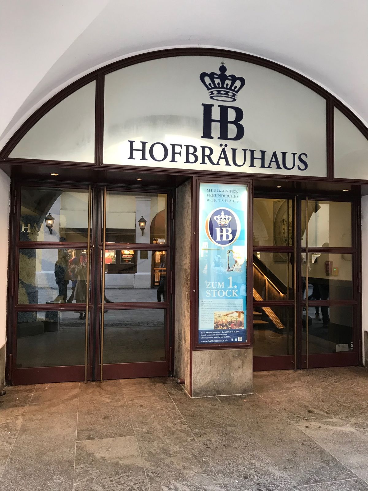 マリエン広場近くのホフブロイハウスを覗いてみる。
壁や天井の装飾が美しい。...